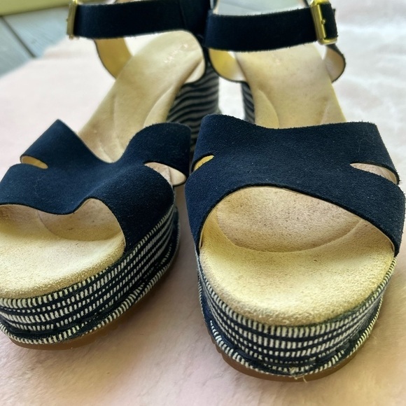 Clarks Akilah Eden Navy Blue Size 8.5 Wedge Shoes Striped Suede Sandals NEW - Picture 2 of 13